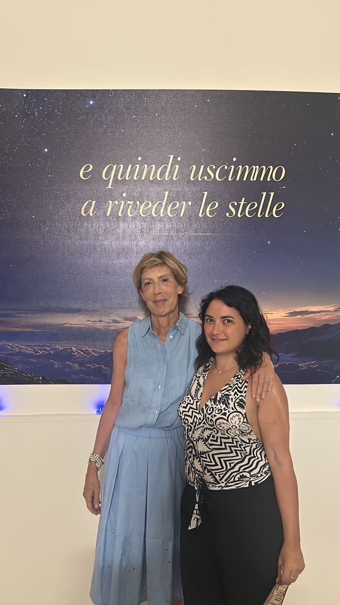 Due visitatrici nella sala di Gallipoli, davanti alla parete stellata.