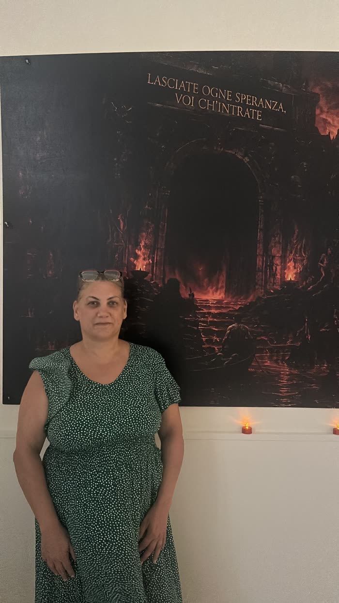 Una visitatrice nella sala di Gallipoli, davanti alla porta dell'Inferno.