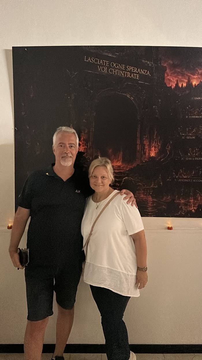 Due visitatori nella sala di Gallipoli, davanti alla porta dell'Inferno.