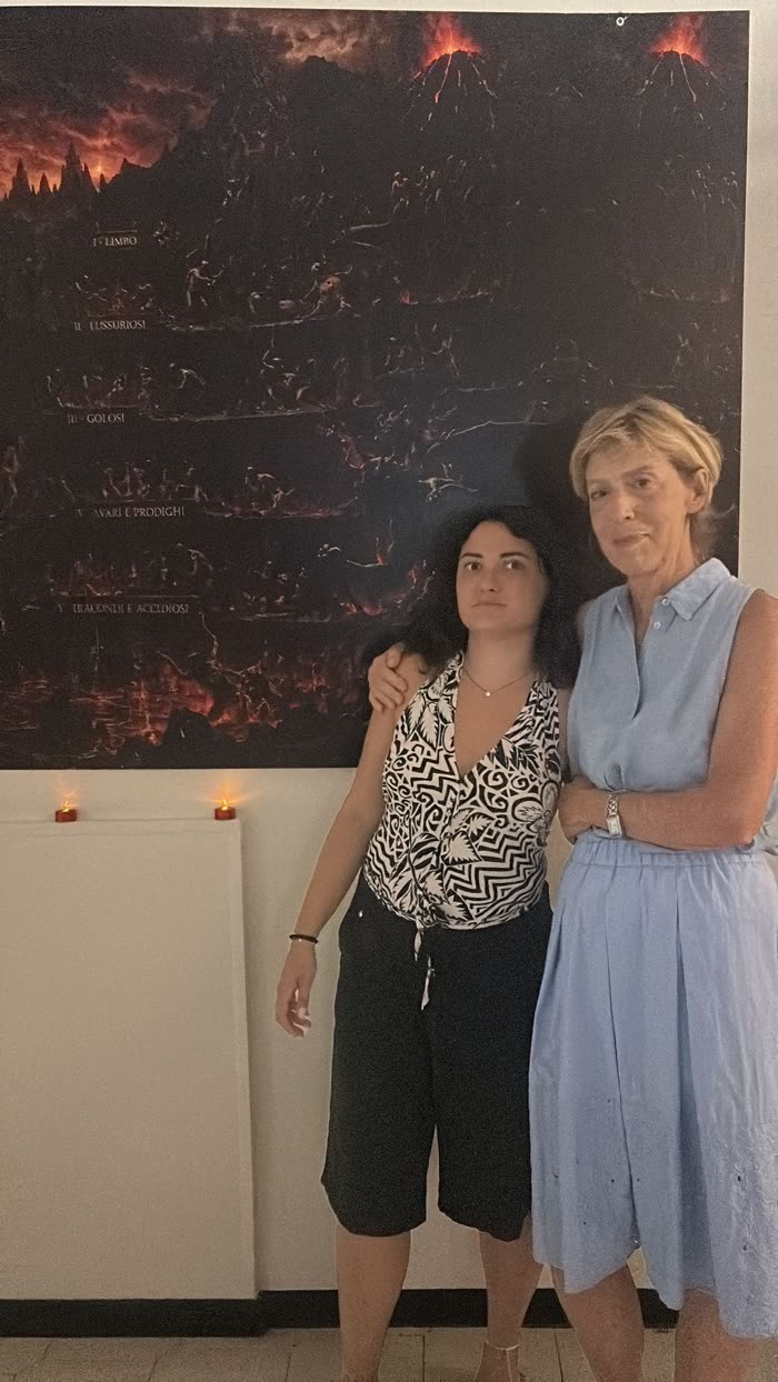 Due visitatrici nella sala di Gallipoli, davanti a una delle pareti a tema.
