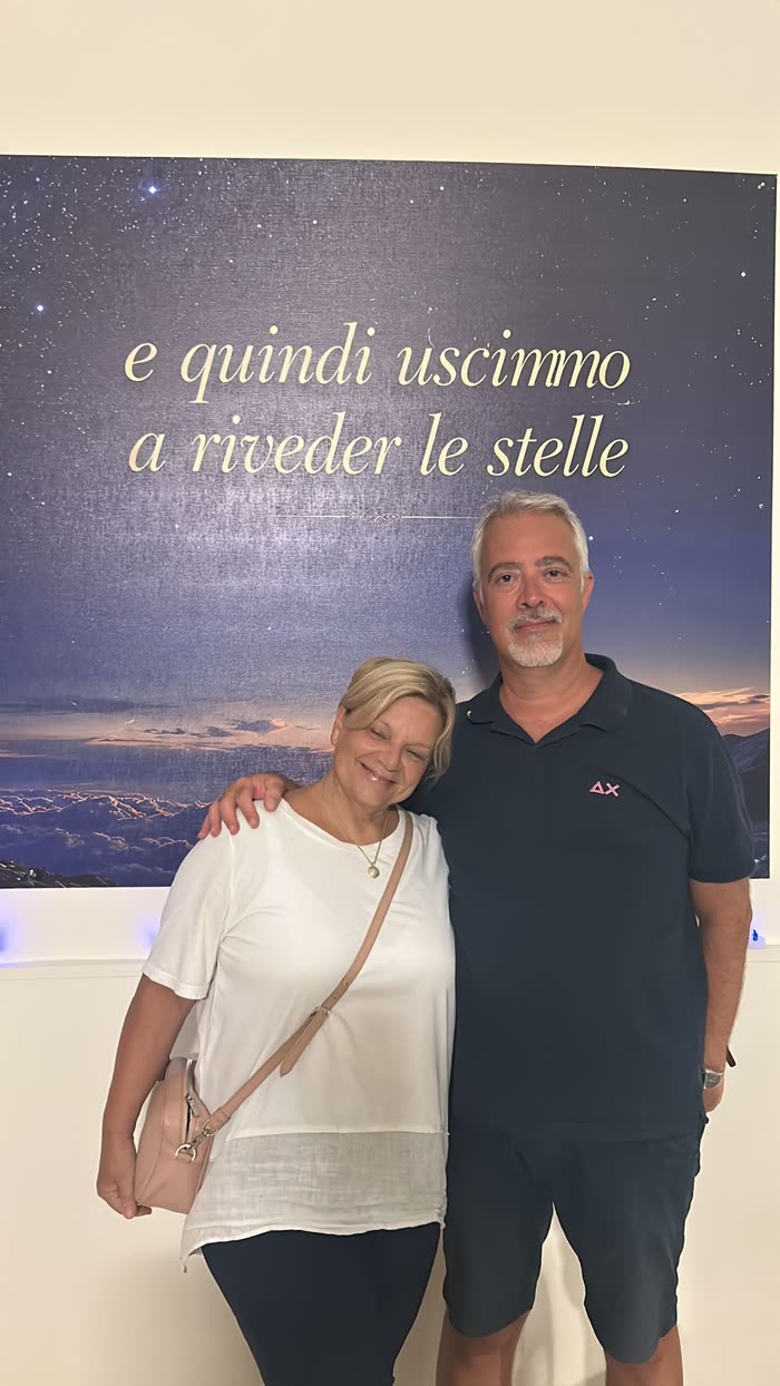 Due visitatori nella sala di Gallipoli, davanti alla parete stellata.