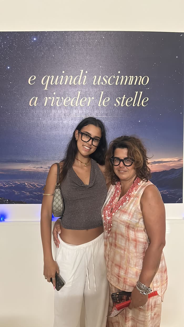 Due visitatrici nella sala di Gallipoli, davanti alla parete stellata.
